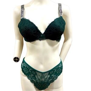 VS Very Sexy Christmas
Lace Shine Strap Push-Up Bra Lingerie Set